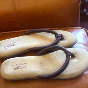 NEW G.H. BASS SUNJUNS brown leather thong 8.5